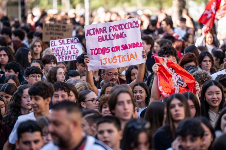 Cientos de estudiantes, en su mayoría de la Generación Z, se manifiestan contra el acoso escolar en Barcelona, España, el 28 de octubre de 2025.