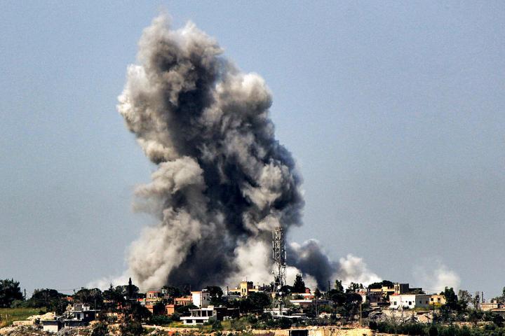 El humo se eleva tras un ataque aéreo israelí en la aldea de Arnoun, al sur del Líbano, el 9 de mayo de 2026.