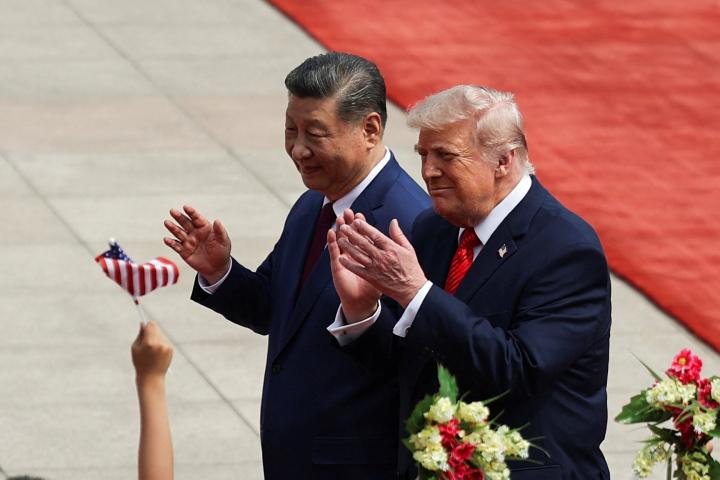 El presidente chino Xi Jinping y el presidente estadounidense Donald Trump reaccionan durante una ceremonia de bienvenida en el Gran Salón del Pueblo, en Pekín, China, el 14 de mayo de 2026.