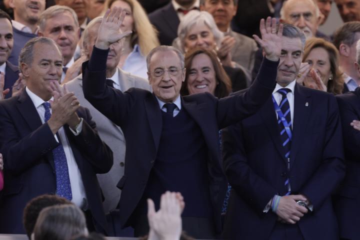 Florentino Pérez saluda a sus 'fans' entregados este jueves en el Bernabéu