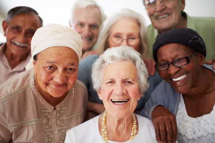 Grupo de adultos mayores sonriendo.