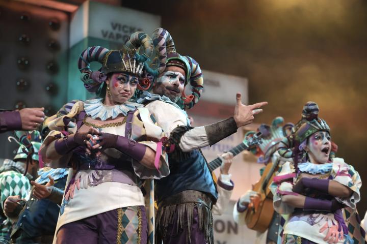 La comparsa DSAS3, de Jesús Bienvenido, en la Gran Final del COAC en el Teatro Falla de Cádiz. Un hombre y una mujer disfrazados con actitud desafiante ante el público.