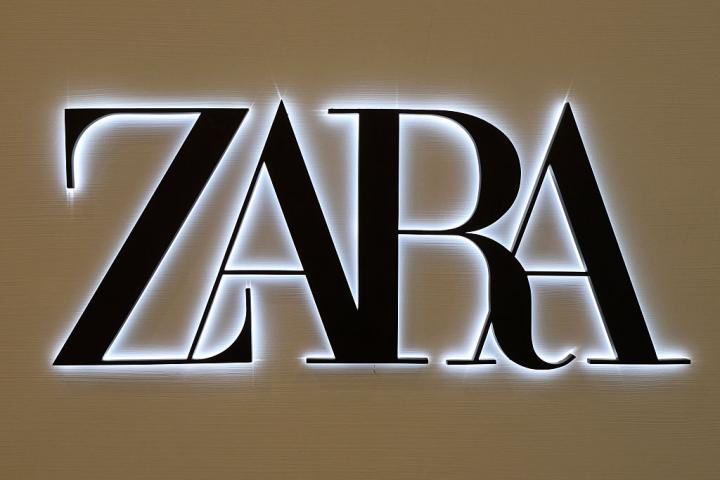 Letrero luminoso de Zara en un centro comercial en Bari (Italia), el 1 de marzo de 2026.