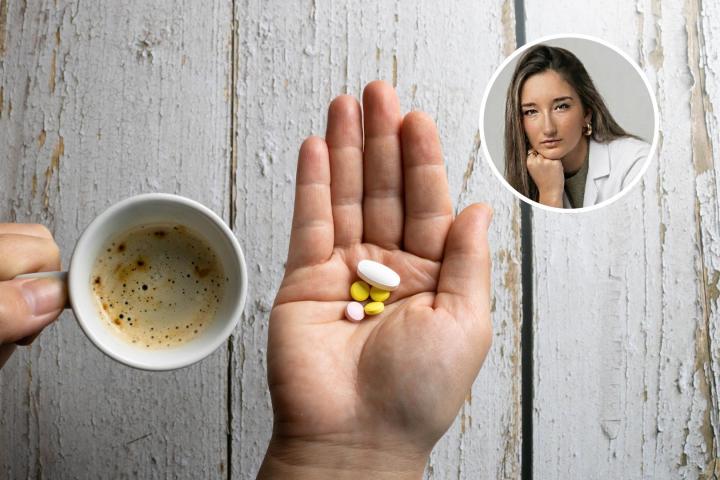 Manos de una mujer sosteniendo medicamentos y café y una foto de Sofía Ortega