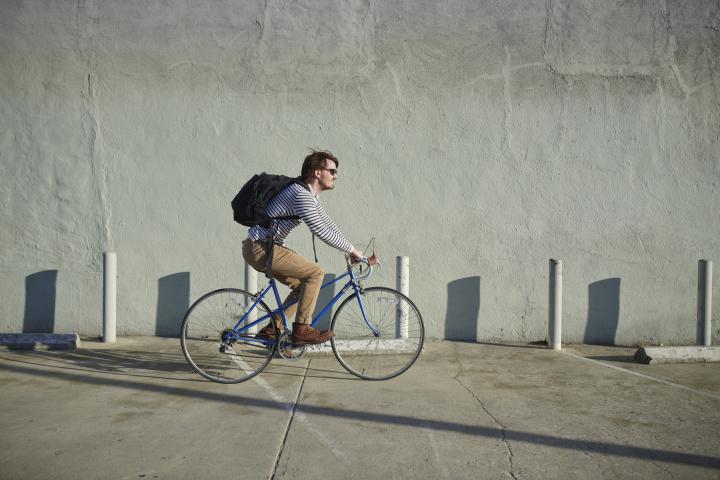 Un joven, montando en bicicleta