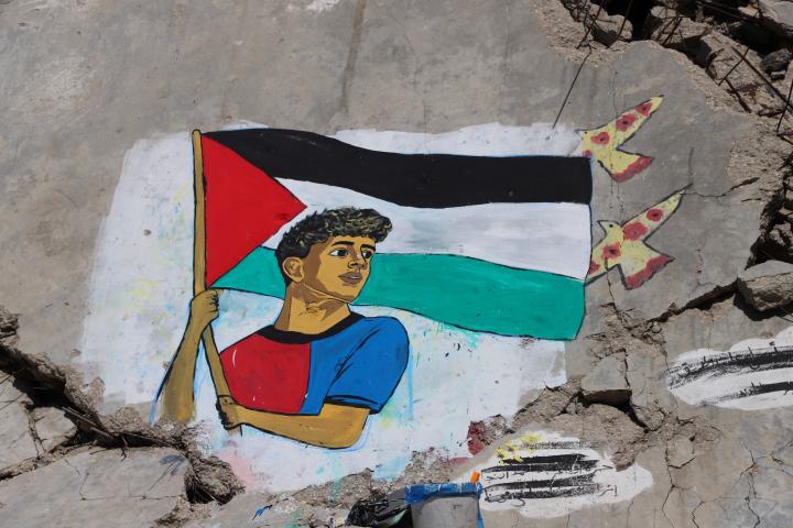 Un mural pintado por artistas palestinos representa al futbolista Lamine Yamal en el campamento de refugiados de Shati, en la ciudad de Gaza, el 13 de mayo de 2026.