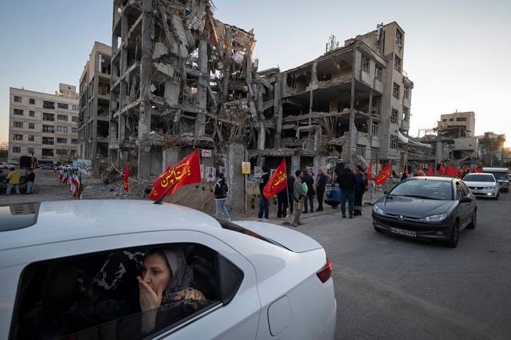 Una mujer reacciona al ver las ruinas de un edificio en una zona residencial de Teherán, (Irán), el 9 de abril de 2026, tras un ataque israelo-norteamericano.