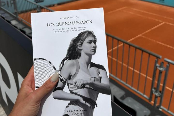 El libro 'Los que no llegaron', de Nadja Manjón, en el Mutua de Madrid Open.