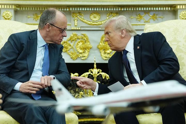 Friedrich Merz y Donald Trump conversan en la Casa Blanca