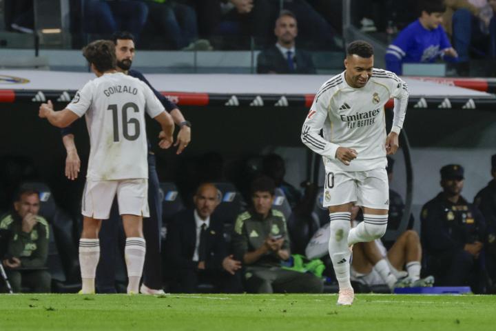 Kylian Mbappé saliendo del banquillo.