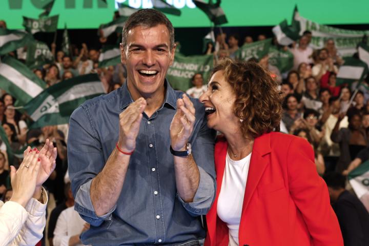 Pedro Sánchez y María Jesús Montero, en el cierre de campaña del PSOE