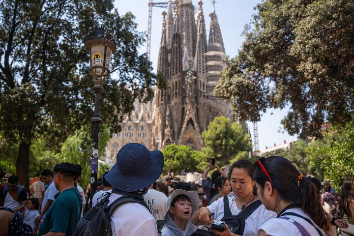 Pelotón de turistas delante de la Sagrada Familia en Barcelona