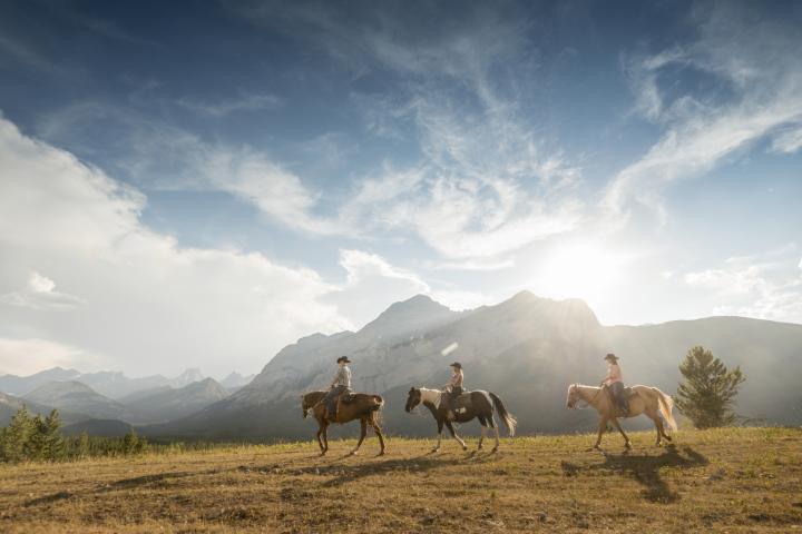 Personas montando a caballo