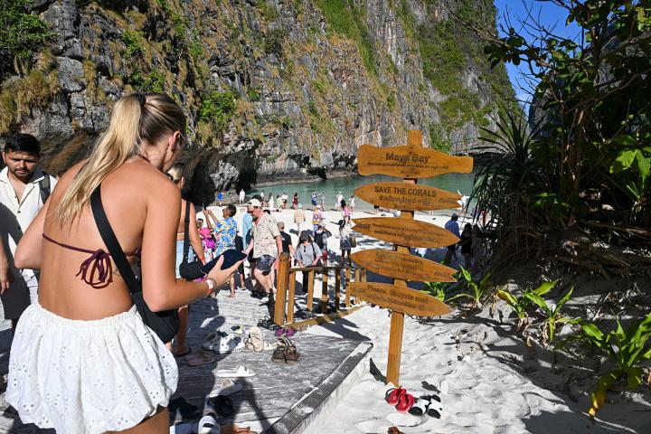 Turistas abarrotan la playa de Maya Beach en Tailandia