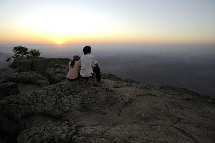 Una pareja disfruta de una vista privilegiada en Camboya, en una imagen de recurso