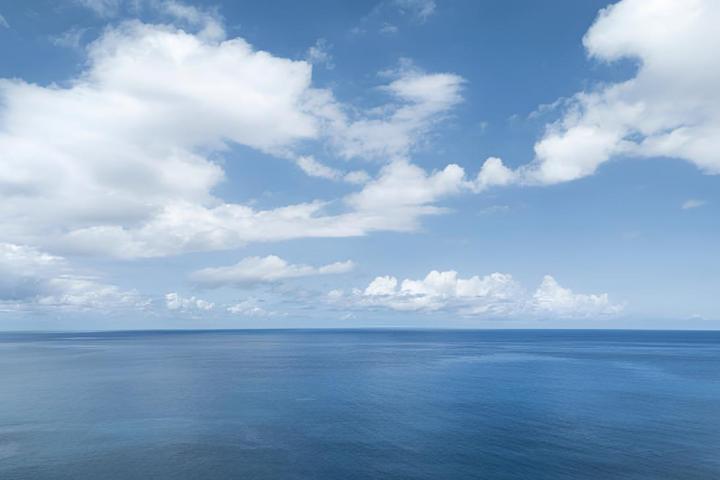 Varias nubes sobre el océano Atlántico