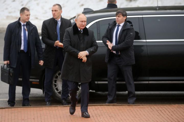 Vladimir Putin, protegido por sus escoltas