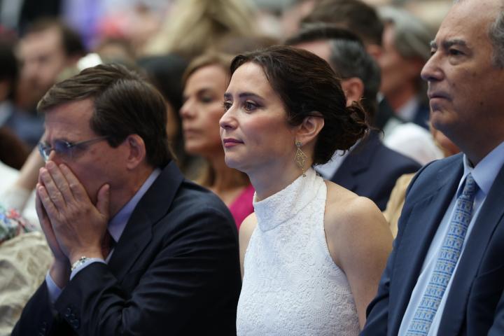 La presidenta de la Comunidad de Madrid, Isabel Díaz Ayuso, junto a José Luis Martínez-Almeida.