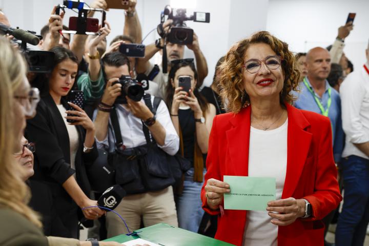 La candidata del PSOE a la Presidencia de la Junta de Andalucía, María Jesús Montero, ejerce su derecho al voto en Sevilla, este domingo.