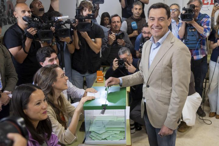 MÁLAGA, 17/05/2026.- El presidente de la Junta de Andalucía y candidato del PP a la reelección, Juanma Moreno, ejerce su derecho al voto en Sevilla, este domingo. EFE/Álvaro Cabrera
