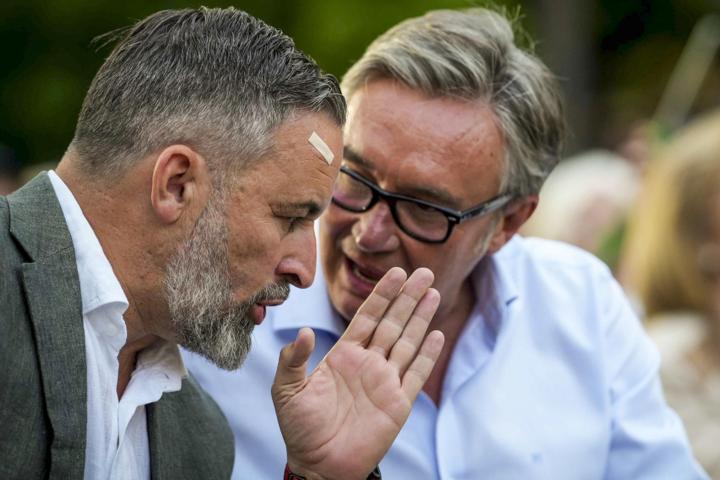 Santiago Abascal y Manuel Gavira, en un acto de campaña en Córdoba.
