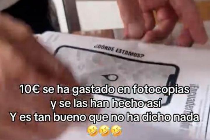 Celia enseña las fotocopias que le han impreso a su padre.