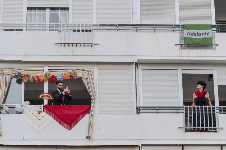 Dos vecinos de Sevilla se asoman a sus balcones en una imagen de archivo de 2020.