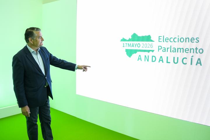 El consejero de Presidencia de la Junta de Andalucía, Antonio Sanz, visita el dispositivo electoral para el 17M