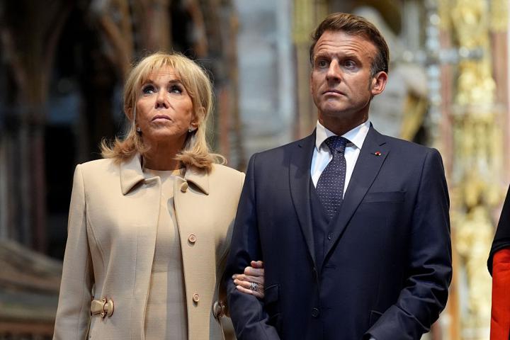El presidente de Francia, Emmanuel Macron, y su esposa, Brigitte, en la Abadía de Westminster, en Londres, el 8 de julio de 2025.