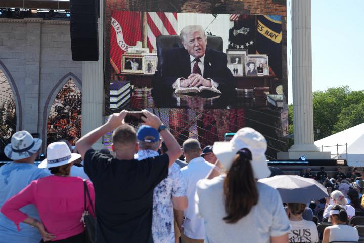 El presidente Trump lee un pasaje de la Biblia durante el festival cristiano 'Rededicate 250'.
