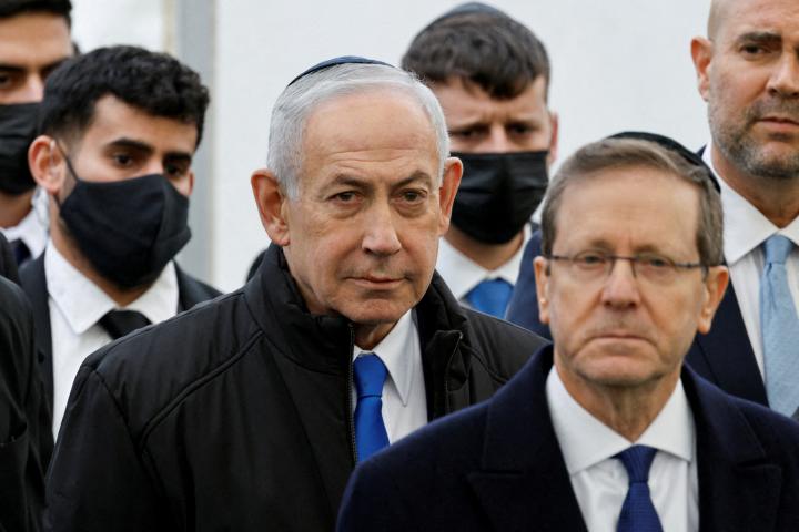 El primer ministro israelí, Benjamin Netanyahu, y el presidente del país, Isaac Herzog, en un servicio en honor a Ran Gvili, policía muerto por Hamás el 7-O y último rehén rescatado de Gaza, en Meitar, el 28 de enero de 2026.