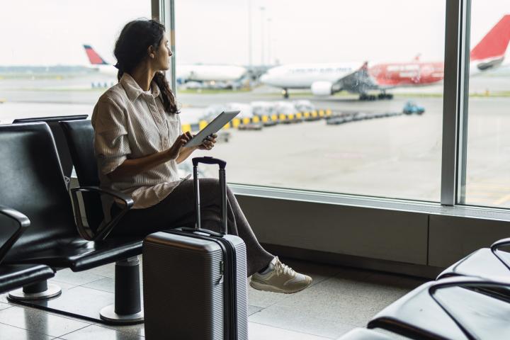 Imagen de archivo de una joven esperando en el aeropuerto.