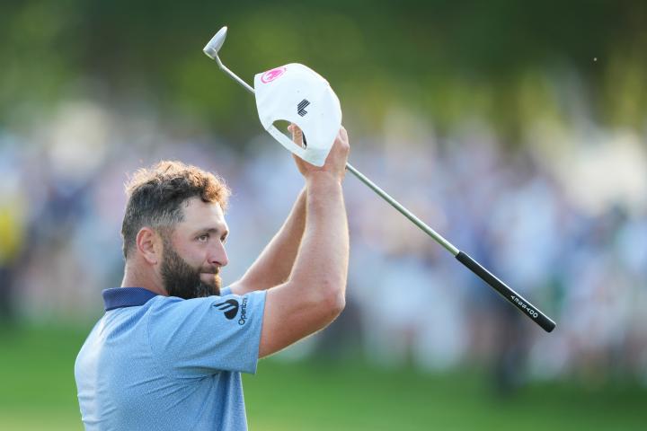 Jon Rahm saluda al público al acabar el torneo
