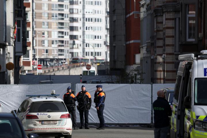 La policía acordona los alrededores de una sinagoga dañada por una explosión en Lieja, (Bélgica), el 9 de marzo de 2026.