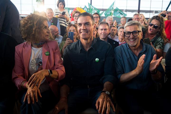 MALAGA, SPAIN - 2026/05/01: Spanish Prime Minister Pedro Sánchez (C), the candidate for President of the Andalusian Regional Government María Jesús Montero (L) and candidate for Malaga city Josele Aguilar (L) are seen applauding and smiling during a rally. Spanish Prime Minister Pedro Sánchez joined María Jesús Montero and former Prime Minister José Luis Rodríguez Zapatero at a campaign rally in Andalusia attended by thousands of supporters, marking the start of the regional election campaign. The vote is set for May 17, with polls suggesting the People's Party (Spain) could secure an absolute majority. (Photo by Jesus Merida/SOPA Images/LightRocket via Getty Images)