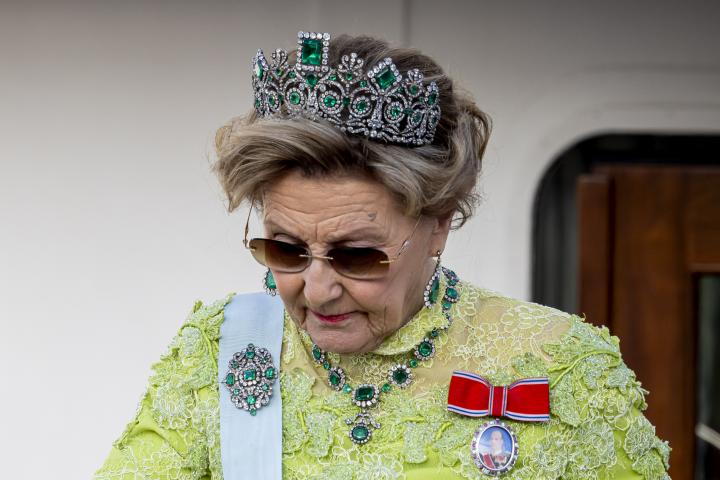 Sonia de Noruega con la tiara de Esmeraldas en el 80º cumpleaños de Carlos Gustavo de Suecia en Estocolmo