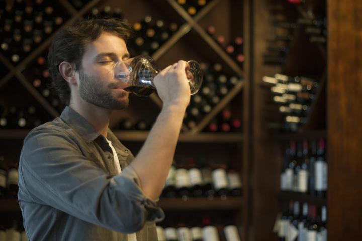 Un hombre cata vino. Imagen de archivo.