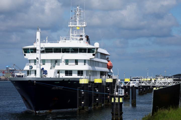 Una bandera amarilla ondea en el crucero MV Hondius, afectado por un brote de hantavirus, a su llegada al puerto de Róterdam, Países Bajos, para su desinfección, el 18 de mayo de 2026.