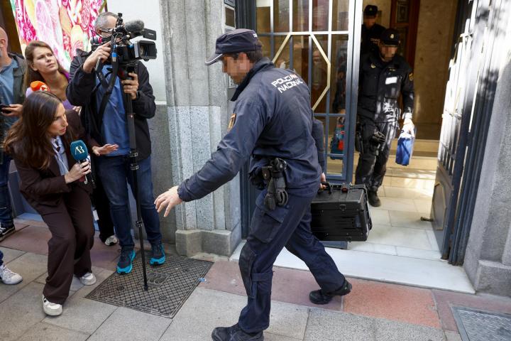 Agentes de la policía salen del despacho de Zapatero en calle Ferraz