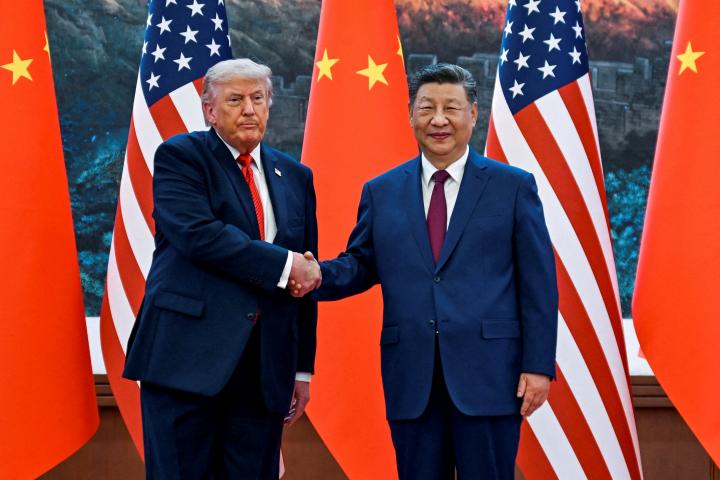 El presidente de EEUU, Donald Trump, estrecha la mano a su homólogo chino, Xi Jinping, en el Gran Salón del Pueblo, en Pekín, el 14 de mayo de 2026.
