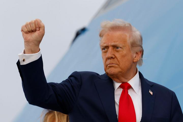 El presidente de EEUU, Donald Trump, levanta el puño al abordar el Air Force One para volar a Washington, el 18 de septiembre de 2025, en Stansted, (Inglaterra).