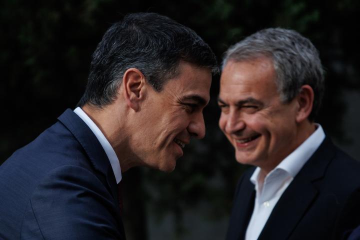 Imagen de archivo del presidente del Gobierno, Pedro Sánchez, con el expresidente José Luis Rodríguez Zapatero, al fondo.