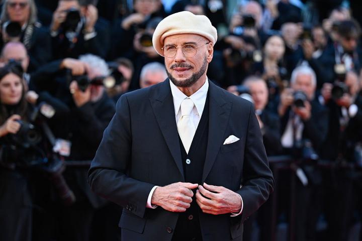 John Travolta en la alfombra roja del festival de Cannes 2026.