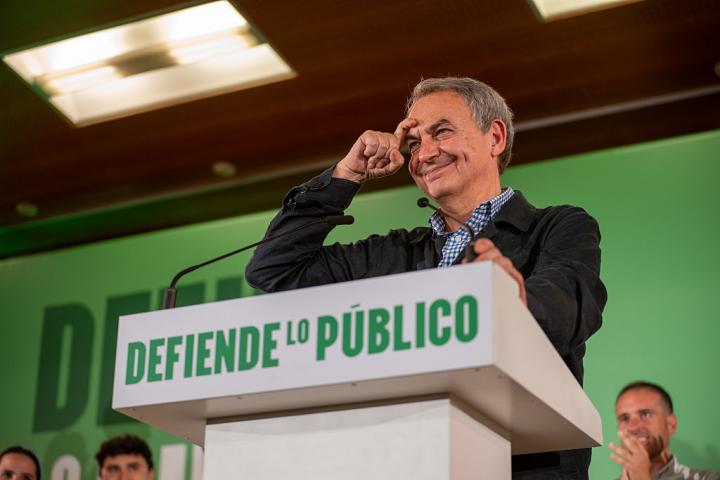 José Luis Rodríguez Zapatero hace su gesto de 'la ceja' en un mitin de la campaña andaluza
