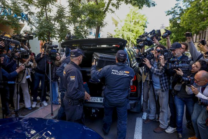 Agentes de la Policía Nacional tras el registro de la oficina de Zapatero