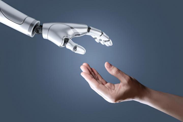 Una mano robótica de inteligencia artificial y una mano humana