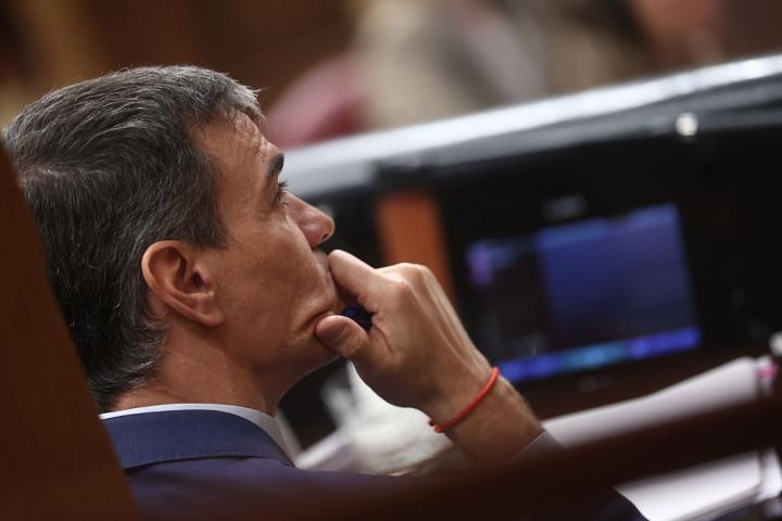 Pedro Sánchez, con gesto serio en su escaño en el Congreso