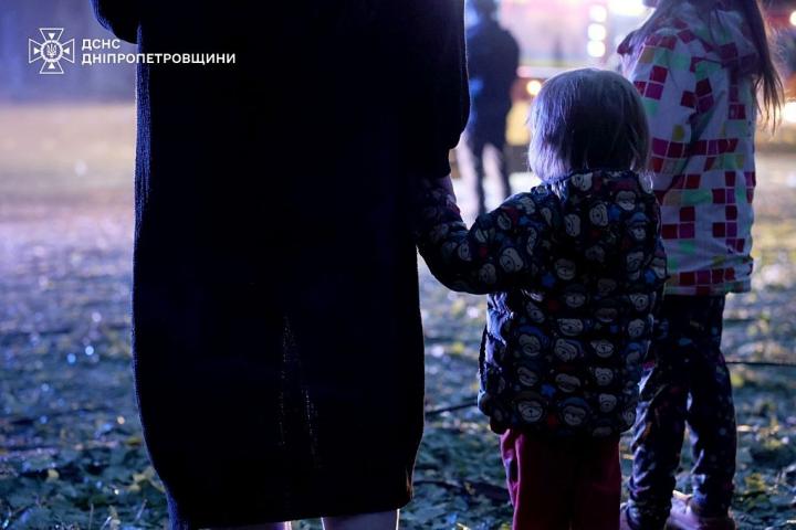 Una familia observa los destrozos del ataque ruso sobre Dnipro