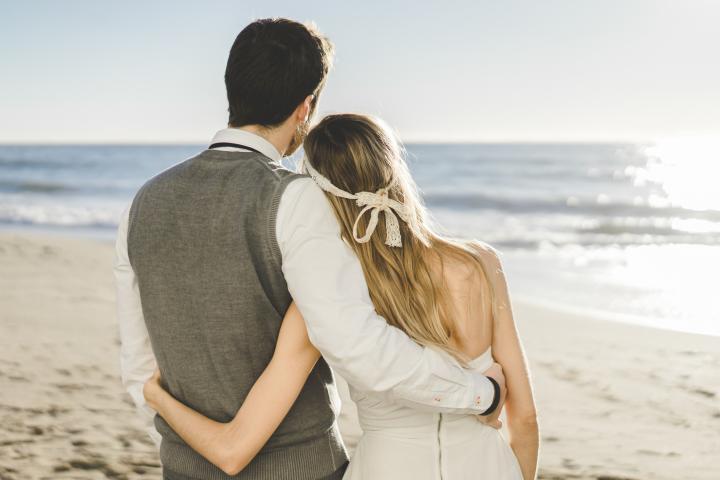 Una pareja de novios se abraza en la playa, en una imagen de archivo.