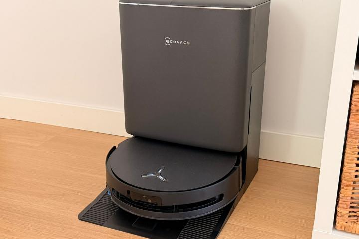 El Ecovacs Deebot T90 Pro Omni, en color negro.